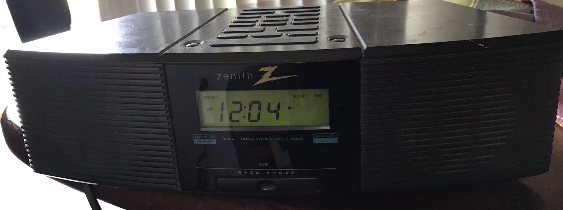 Vintage Zenith Z213B AM/FM Stereo Clock Radio with Auxiliary Input