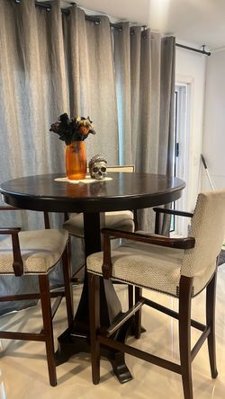 Round Pub Table with Bar Stools Set