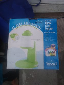 Snow cone maker