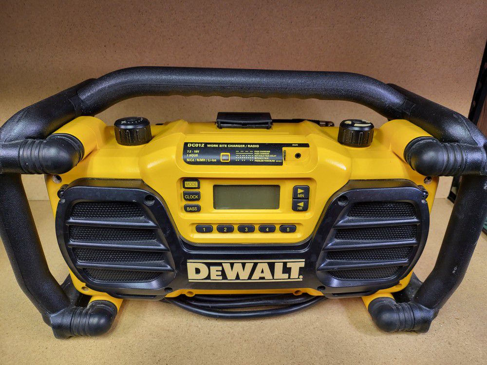 Dewalt DC012 Job & Work Site Charger &Radio With Auxiliary Cable