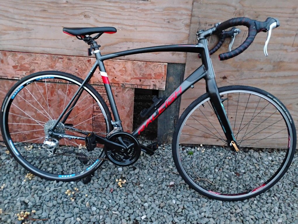 Raleigh Merit Road Racing Bike Size large 700c for Sale in Sacramento ...