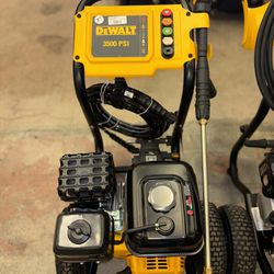 (New) Dewalt 3500 PSI 2.5 GPM Gas Cold Water Professional Pressure Washer with Surface Cleaner