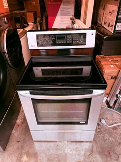 LG LRE3021 30-in Glass Top 4 Elements 6.3-cu ft Self-Cleaning Freestanding Electric Range (Stainless Steel)