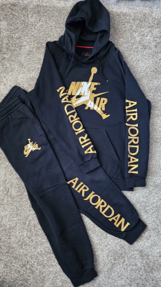 Black and gold jordan 2024 sweatsuit