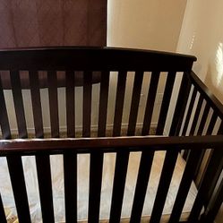 BABY CRIB WITH MATTRES 