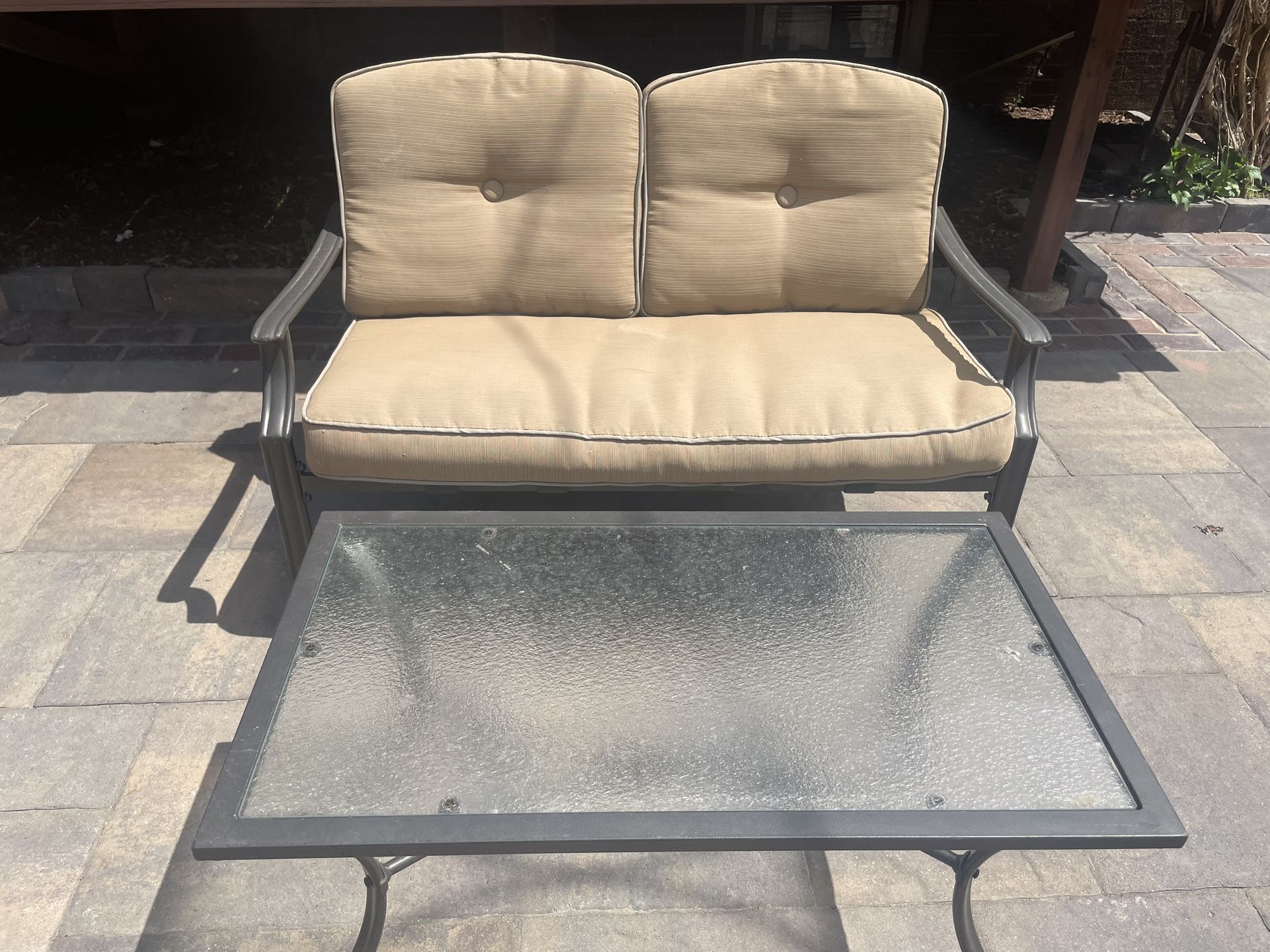Patio Deck Bench w/ Cushions 49”W & Coffee table 35”W Conjunto de banco de patio con mesa de centro