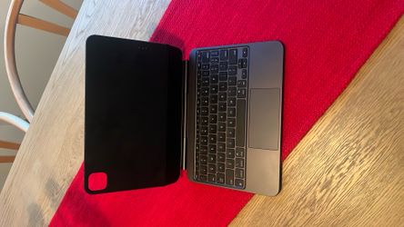 Apple iPad 11” Magic Keyboard