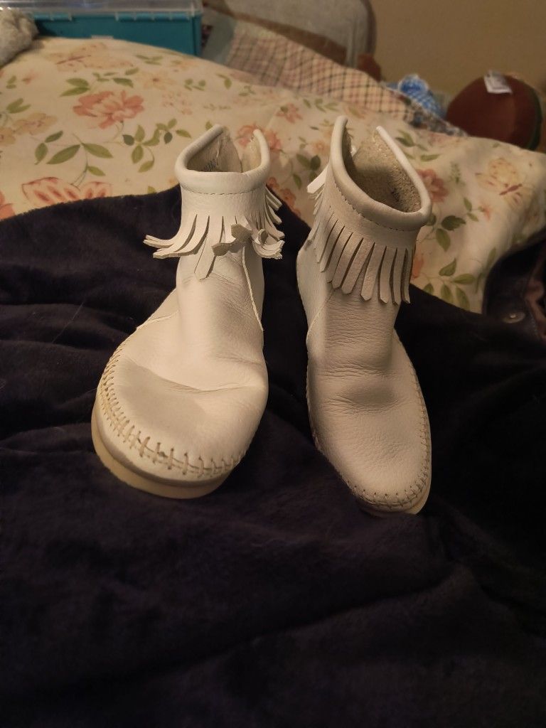 Vintage Minnetonka Moccasin fringe back zip boot.