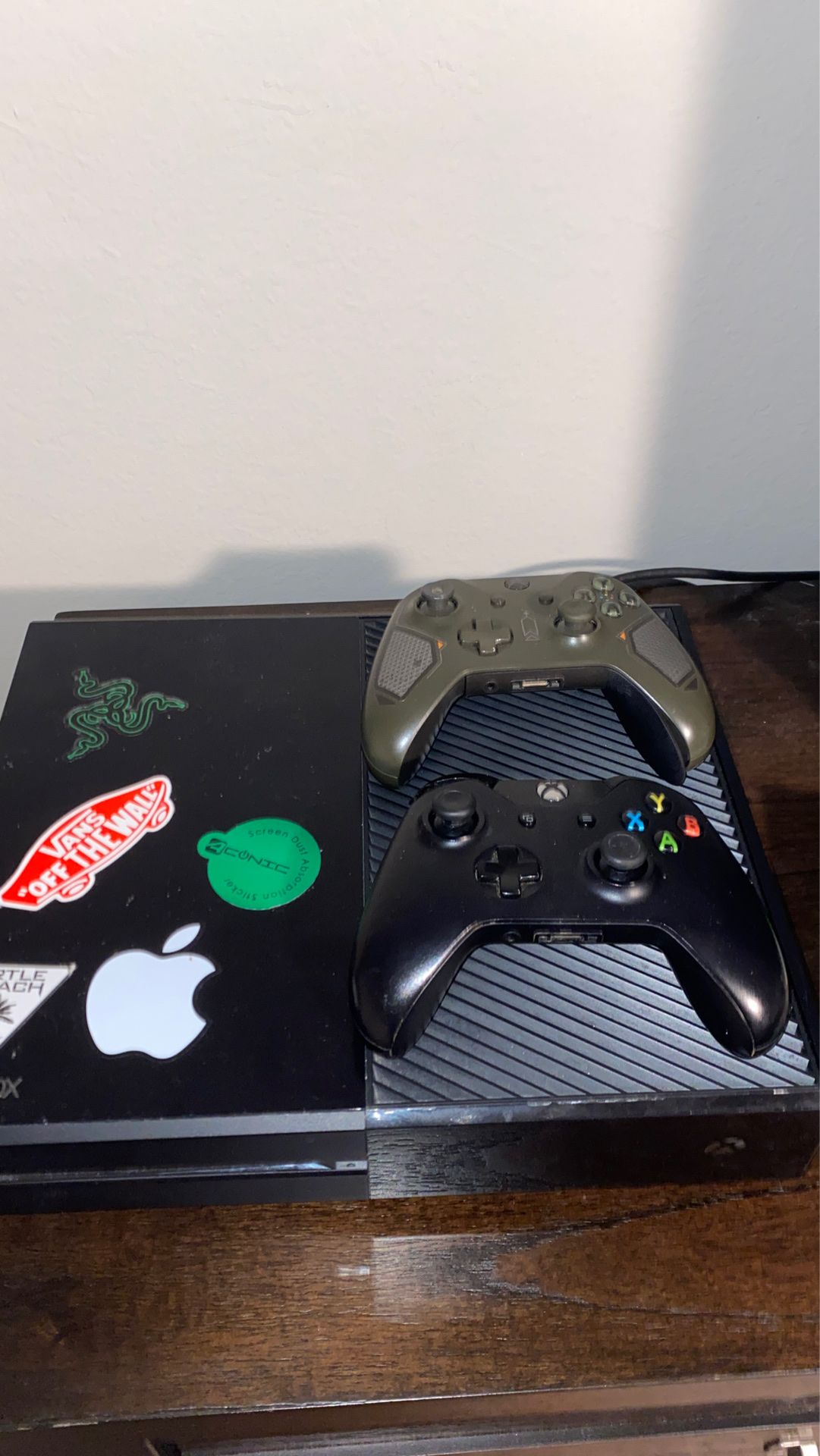 Xbox one 500gb with 4 games and headset and 2 controllers