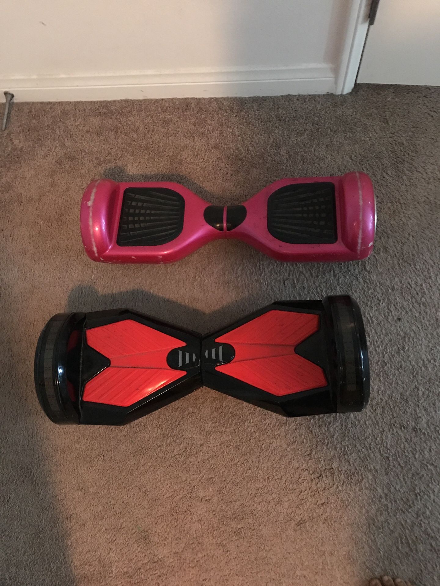 TWO LOW PRICE HOVERBOARDS WITH CHANGER !