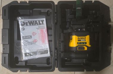 New DeWalt 20V 3 laser 360 degree 3 plane Laser Level (tool only)