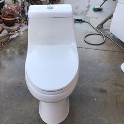 One-piece toilet with top flush in good condition, measures 17 inches high