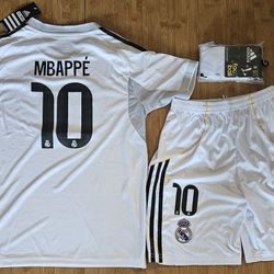 2025 real madrid Home kids size

MBAPPÉ #10

Full kit

Comes with jersey, shorts and socks 

Size available:
#22 5/6 years old
#24 6/8 years old
#26 8