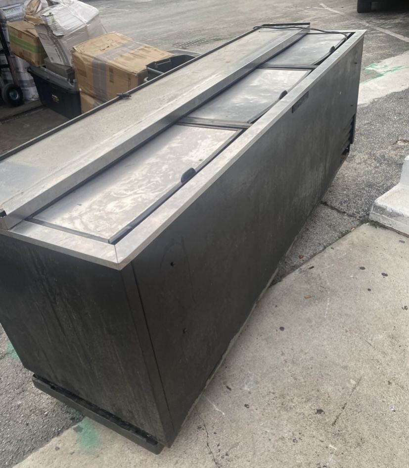 True TD9538 Beer Bottle Cooler For ice Cold Beers Works Good MSRP $4100+ For Only $600 Working Good stainless steel top I get abandoned storage item