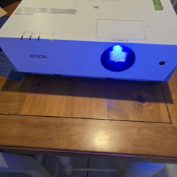 Multi Media Projector  Epson Powerlite  6110i 3 LCD 