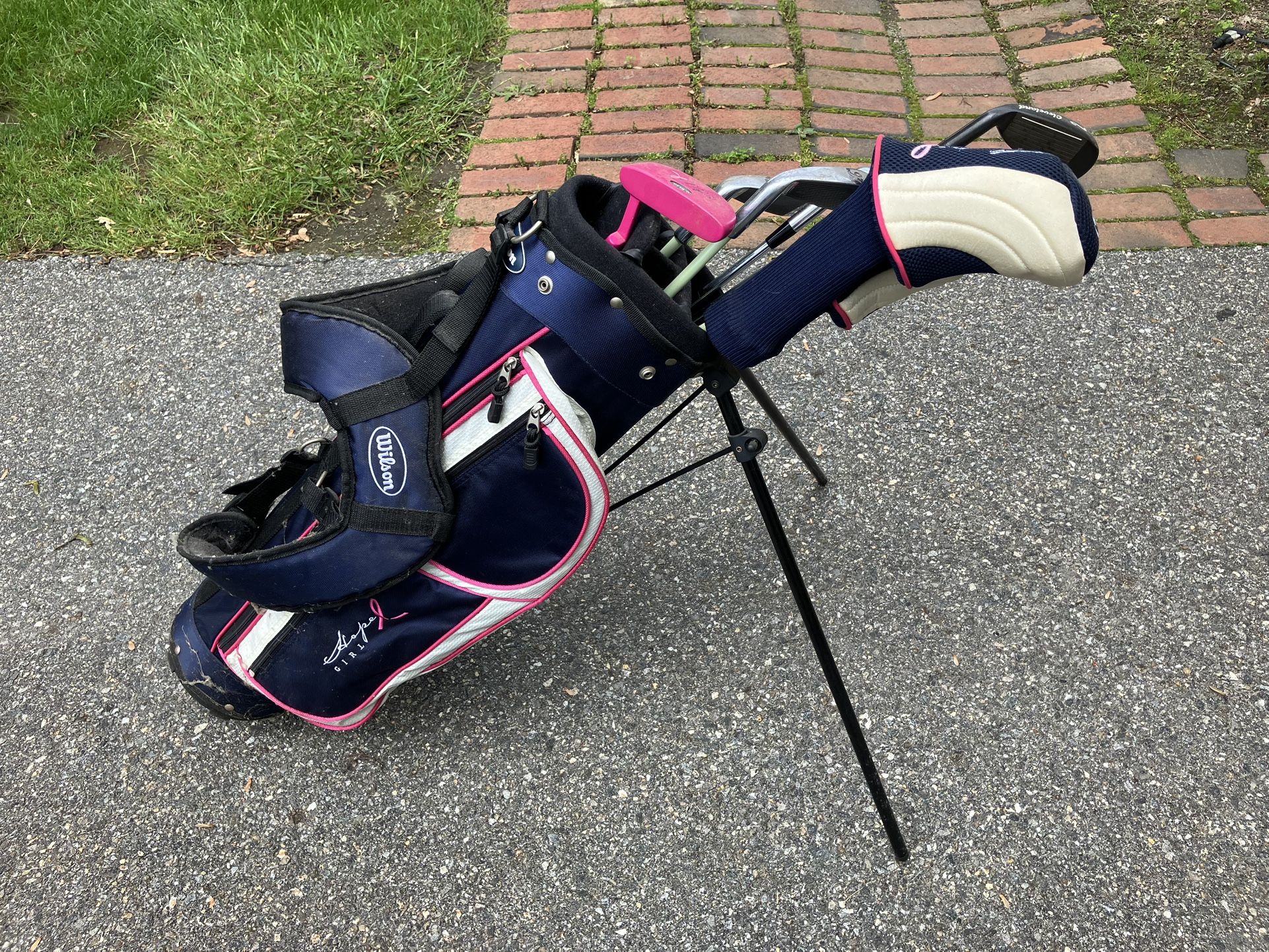 Young Woman’s Golf Starter Bag