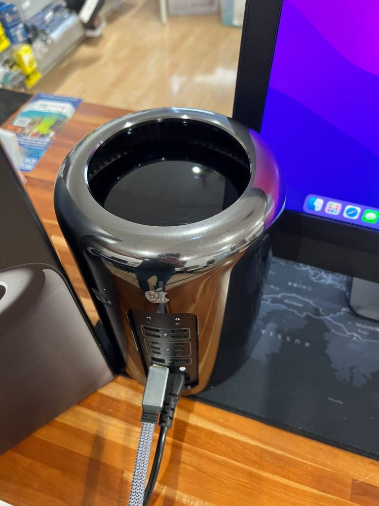 Mac Pro//Mac Mini 4 Core Xeon 3.7Ghz 32GB RAM 500GB SSD AMD