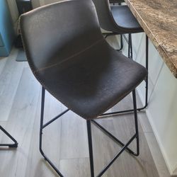 4 Bar stools 32 in tall