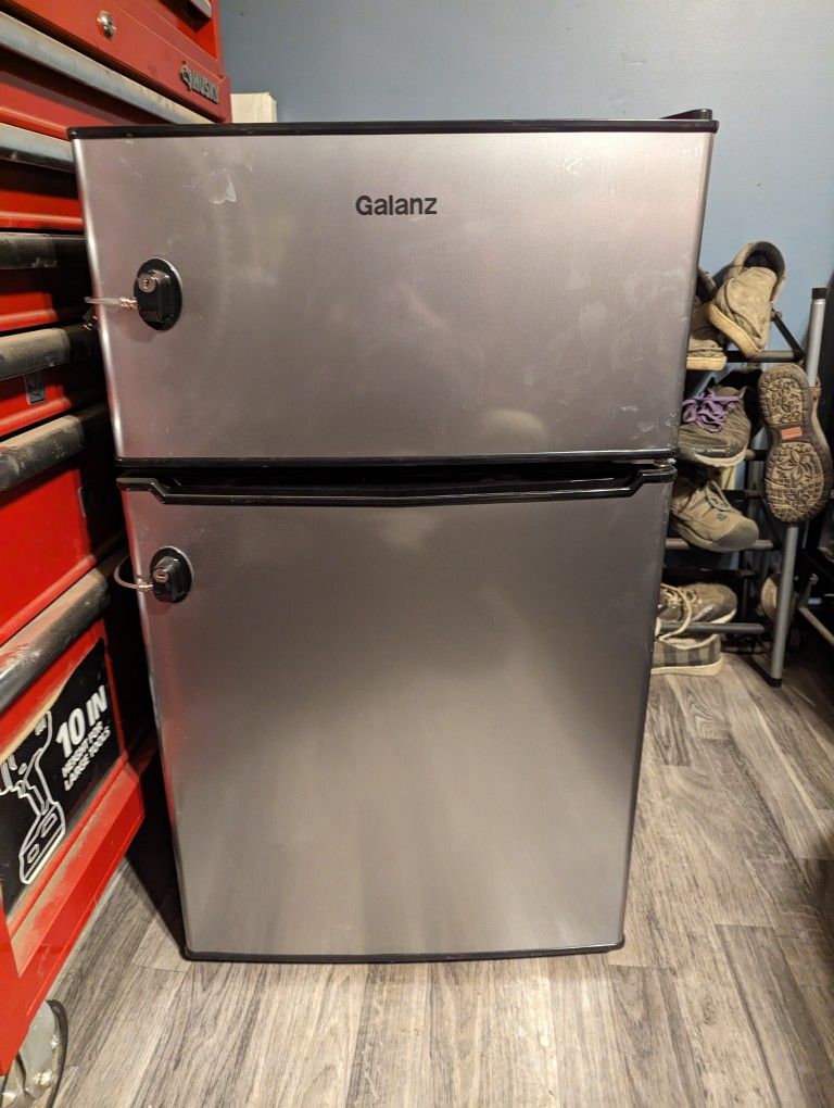 Mini fridge with freezer
