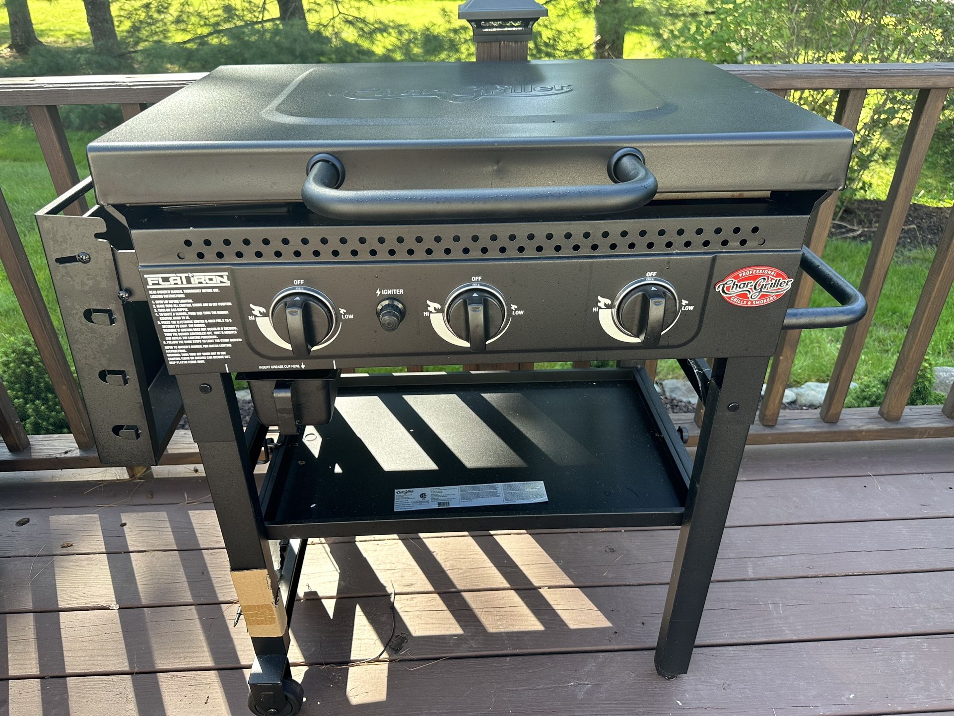 Flat Iron 3-Burner Outdoor Griddle Gas Grill with Lid in Black
