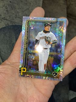 2025 Topps Update Tsung-Che Cheng RC #US72 – Sand Glitter Crackle Rainbow Foil. Pittsburgh Pirates. Near Mint Condition