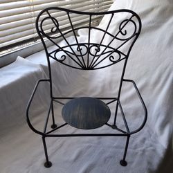 PLANT STAND DISPLAY CHAIR BLACK WROUGHT IRON 17" TALL VINTAGE VICTORIAN STYLE Metal Circular Seat Plate, Scroll Back, Arm Rests, Excellent Condition