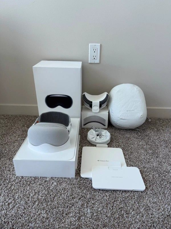 Apple Vision Pro 512GB 21W + NEW 33W seals. APPLE CARE. EXTRAS
