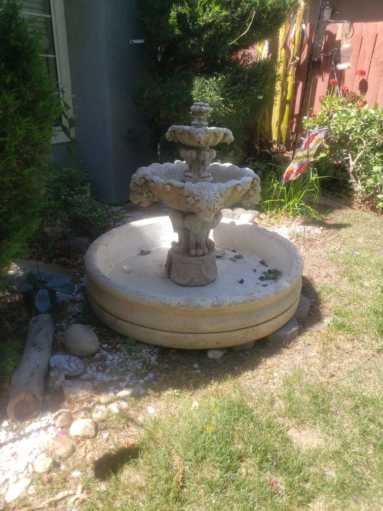 Water Fountain For Sale ( HEAVY)  Price Is Firm No Low Ballers 