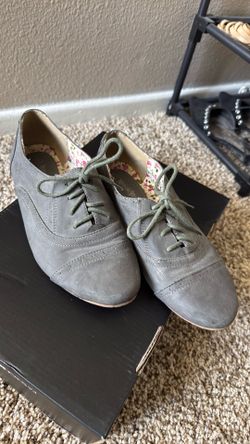 Gray Oxford style shoes size 7
