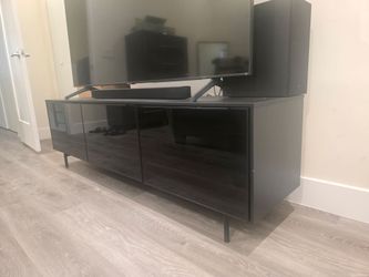 Mueble de TV IKEA RANNÄS Negro Brillante + Barra de Sonido (Soundbar) Incluido