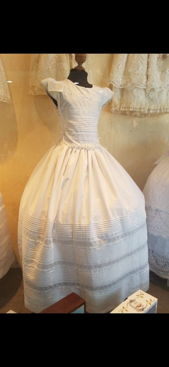 Exclusive design dress, 100% muslin (manta), white. Adjustable size 9-11 years