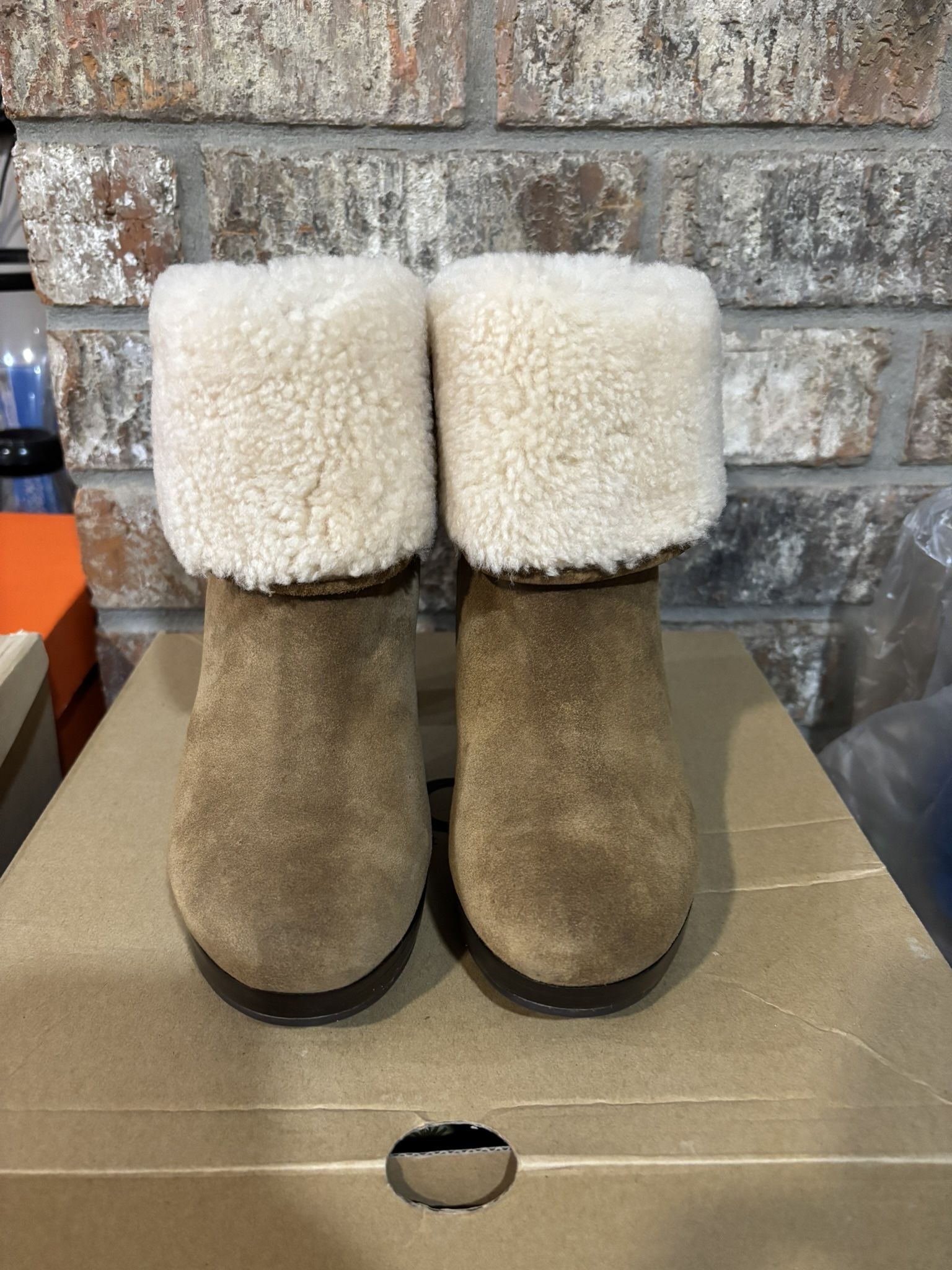 UGG Dandylion II Women’s Size 7