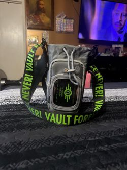 Universal Studios, Halloween Horror Nights Fallout Pip= Boy Vault-Tec 33 Crossbody Bag, New Item