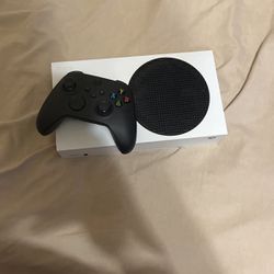 xbox series s and black controller 