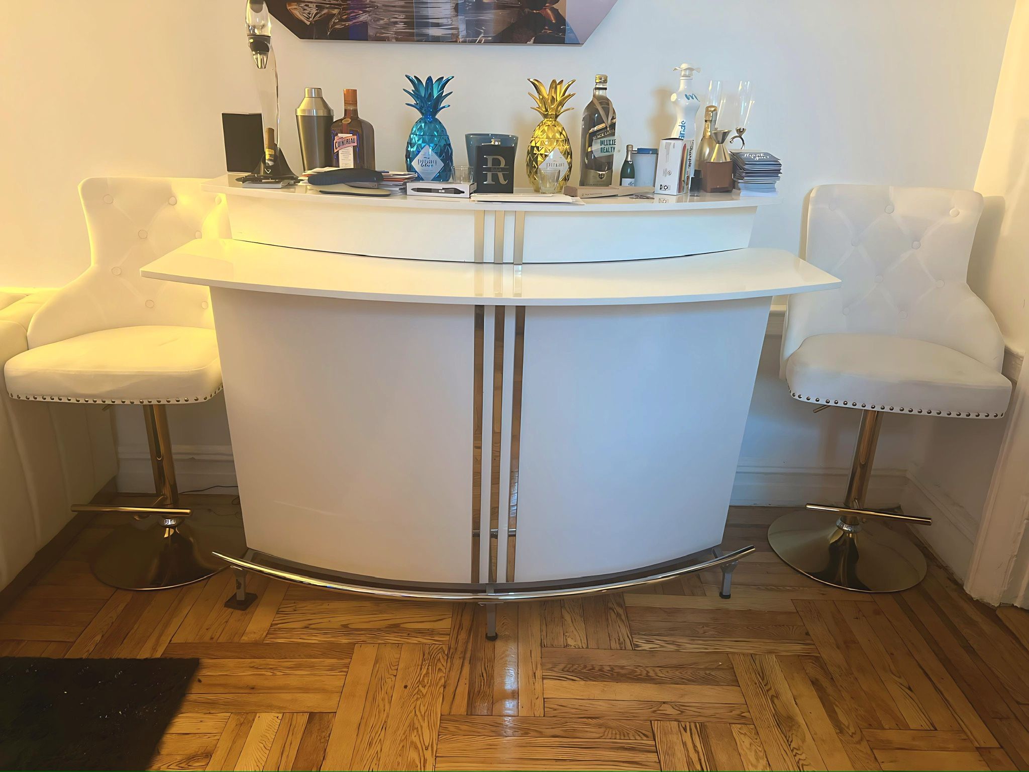 Full Lux Bar With 2 Plush Seats