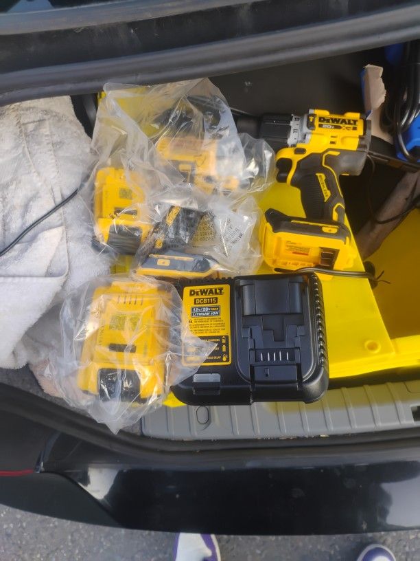 Never Used Brand New DeWalt 20 V Max Set