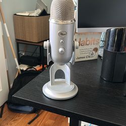 Blue Yeti USB Microphone – Silver – Excellent Condition