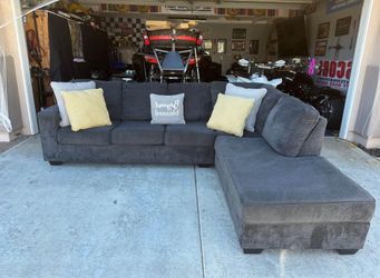 Gorgeous Ashley’s gray sectional couch !!