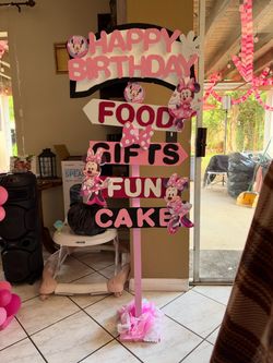 Minnie Mouse birthday stand