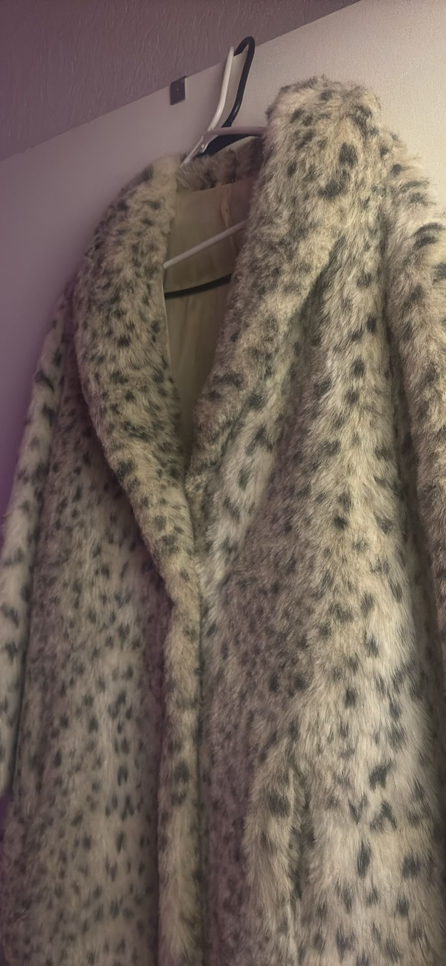 ✨Vintage Grayish Snow Leopard Faux Fur Coat✨
