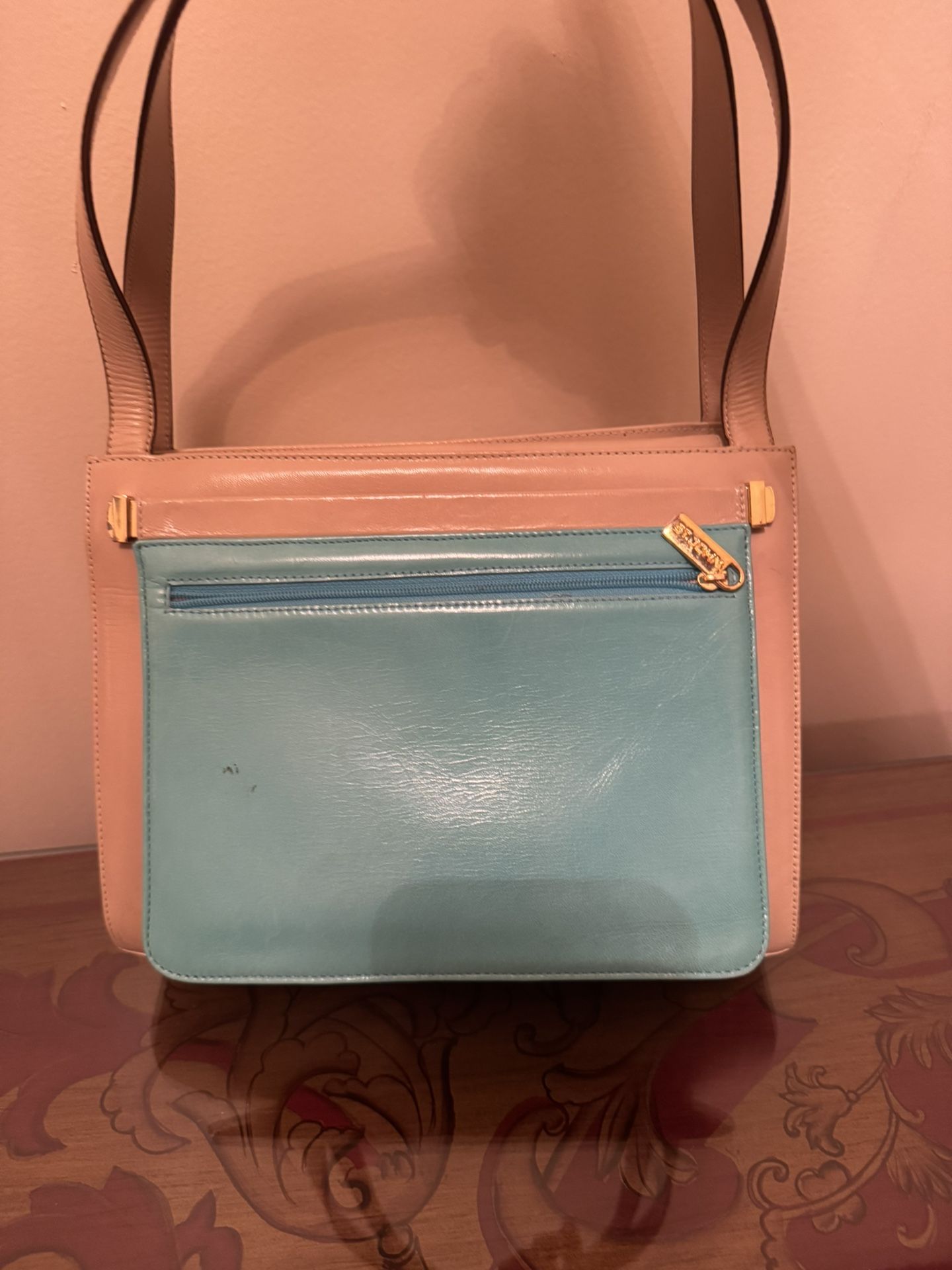 DRAMATIC PRICE DROP: VERSATILE, VINTAGE, NEVER USED Premium LEATHER ST. JOHN BAG