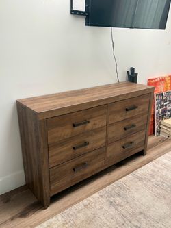 Dresser and nightstands set