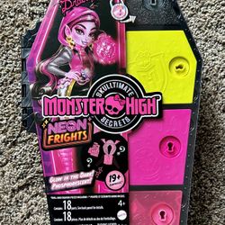 Monster High Skulltimate Secrets Wave 3 Draculaura Neon Frights!