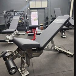 🔻 HEAVY DUTY COMMERCIAL GRADE SUPER SOLID  ADJUSTABLE BENCH THAT CAN INCLINE, DECLINE, FLAT AND MILITARY PRESS WITH WHEELS AND LEG PADS ( BRAND NEW )