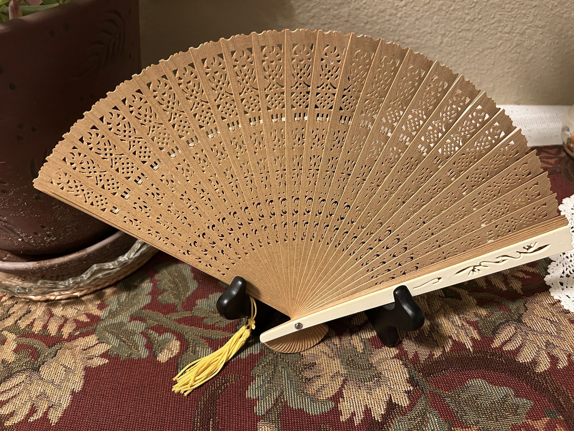 Vintage-y WOOD CUT OUT ASIAN FOLDING FAN (Sensuu),