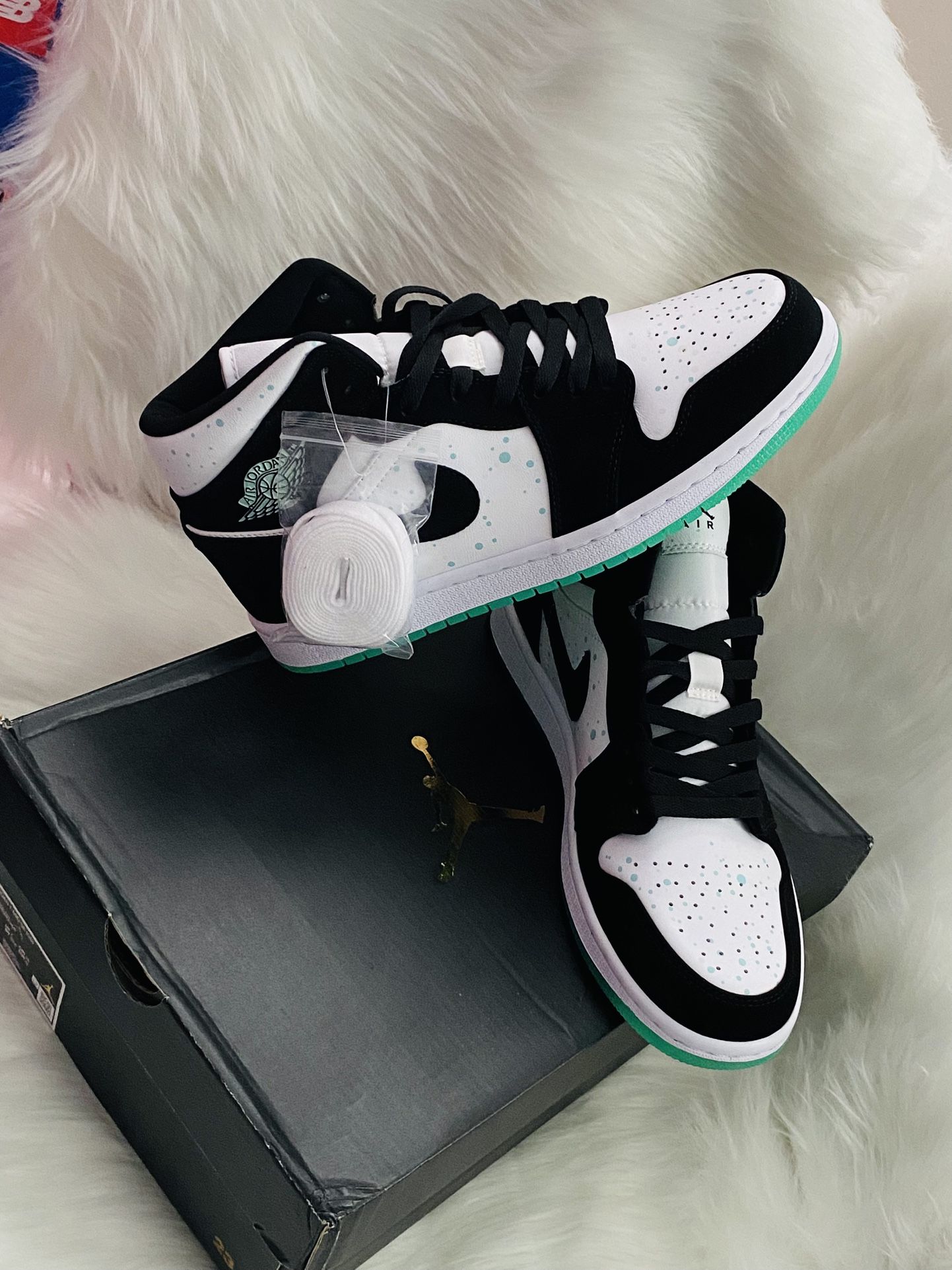 Men’s Black & White Mid-Top Sneakers – Mint Green Sole | Stylish Streetwear Basketball Shoes | Size 8.5