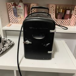 Mini Fridge (skincare Or Drinks)