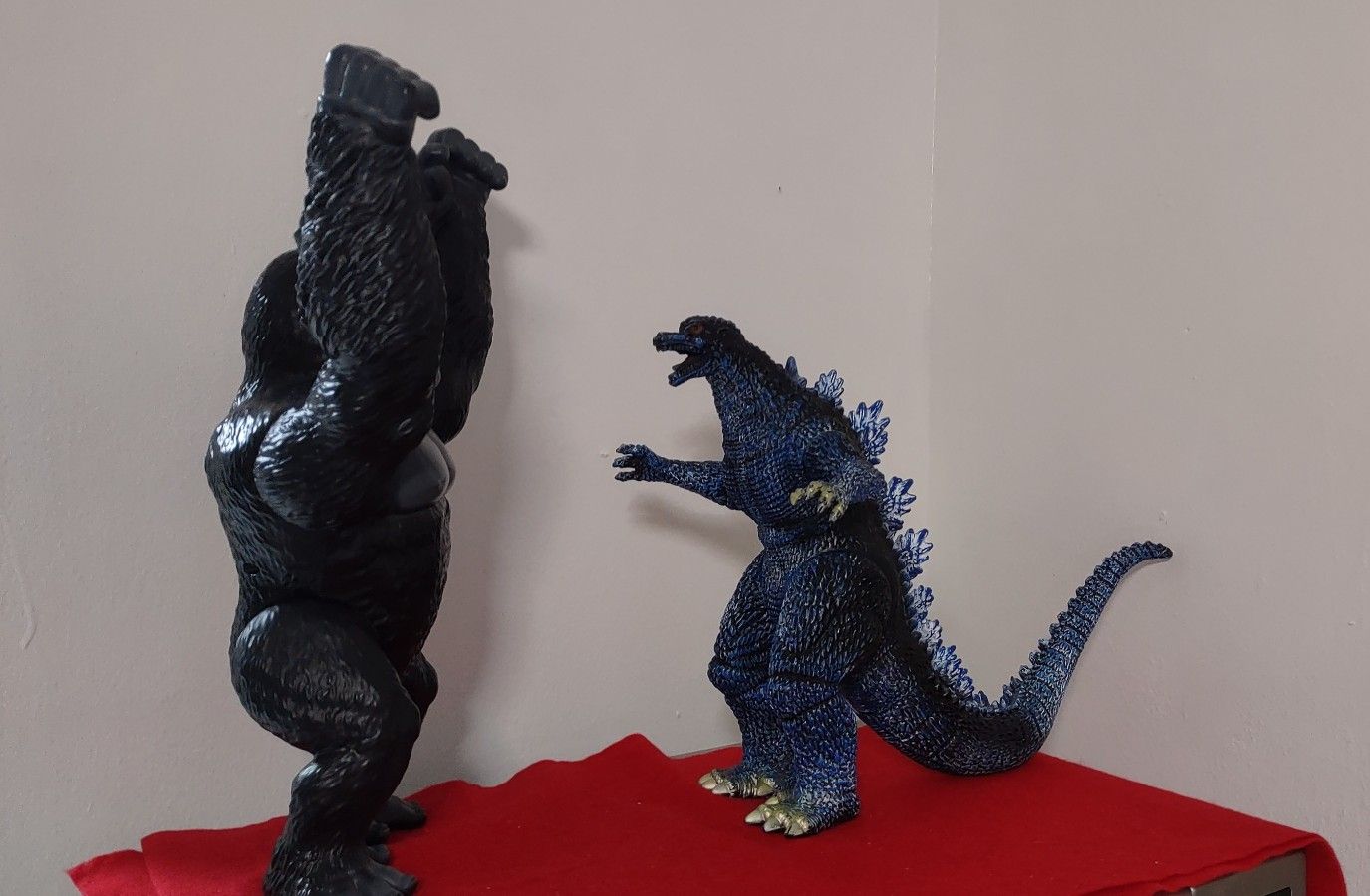 Godzilla vs Kong 2 figures 10 and 11 inches tall.