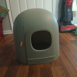 It's A Litter Box But Missing One Part Or U Can Use It For A Sleep Area For Your Pet $45 Obo