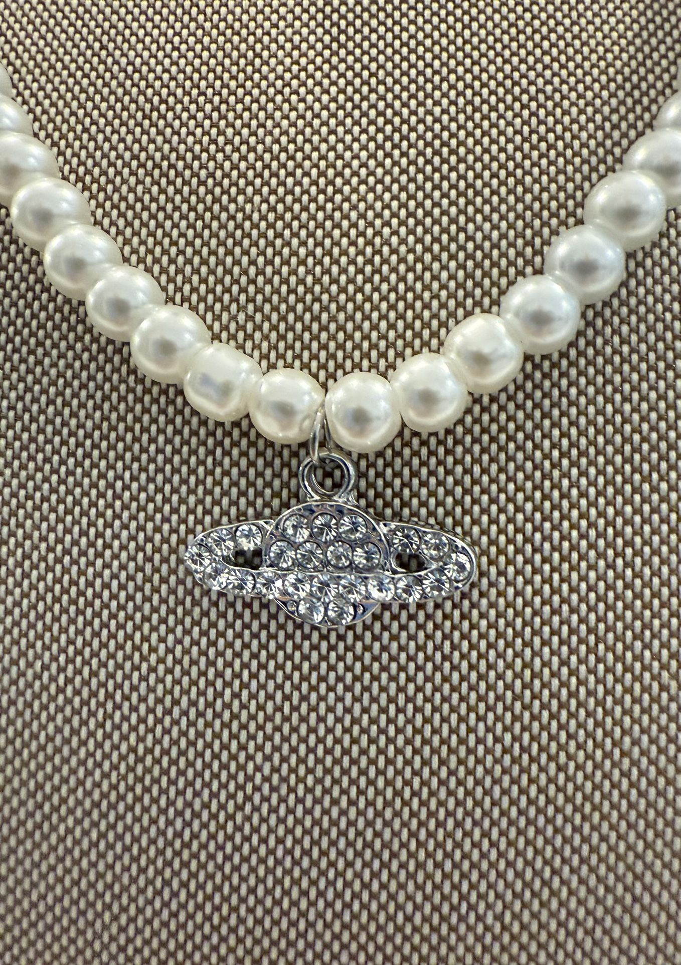 Elegant Fuax Pearl Necklace with Silver Saturn Pendant